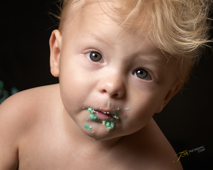 Best-Cake-Smash-Photo-Session-Picture-showing-a-Close-Up-Image-of-The-Baby-With-Cake-On-His-Face